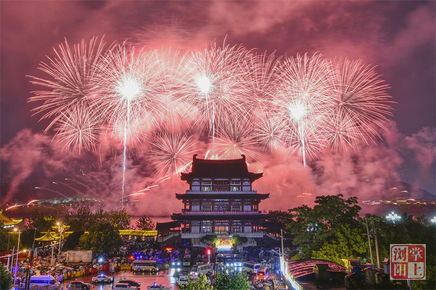 6月30日，浏阳烟花绽放长沙橘子洲头。　巩如泉 摄