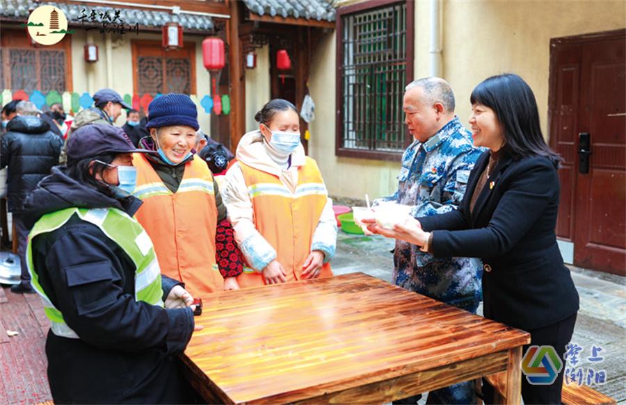 2月14日，淮川街道城西社区龙泉古巷，“湖南好人”“长沙好人”等为环卫工人、独居老人、孝老爱亲模范家庭送上爱心汤圆。胡蓉供图