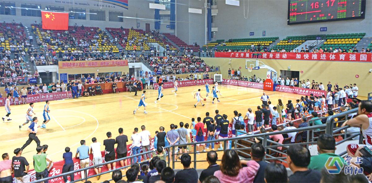 6月19日晚，第十五届“和丰厨·新年杯”男子篮球赛决赛在市体育运动中心举行。记者彭红霞
