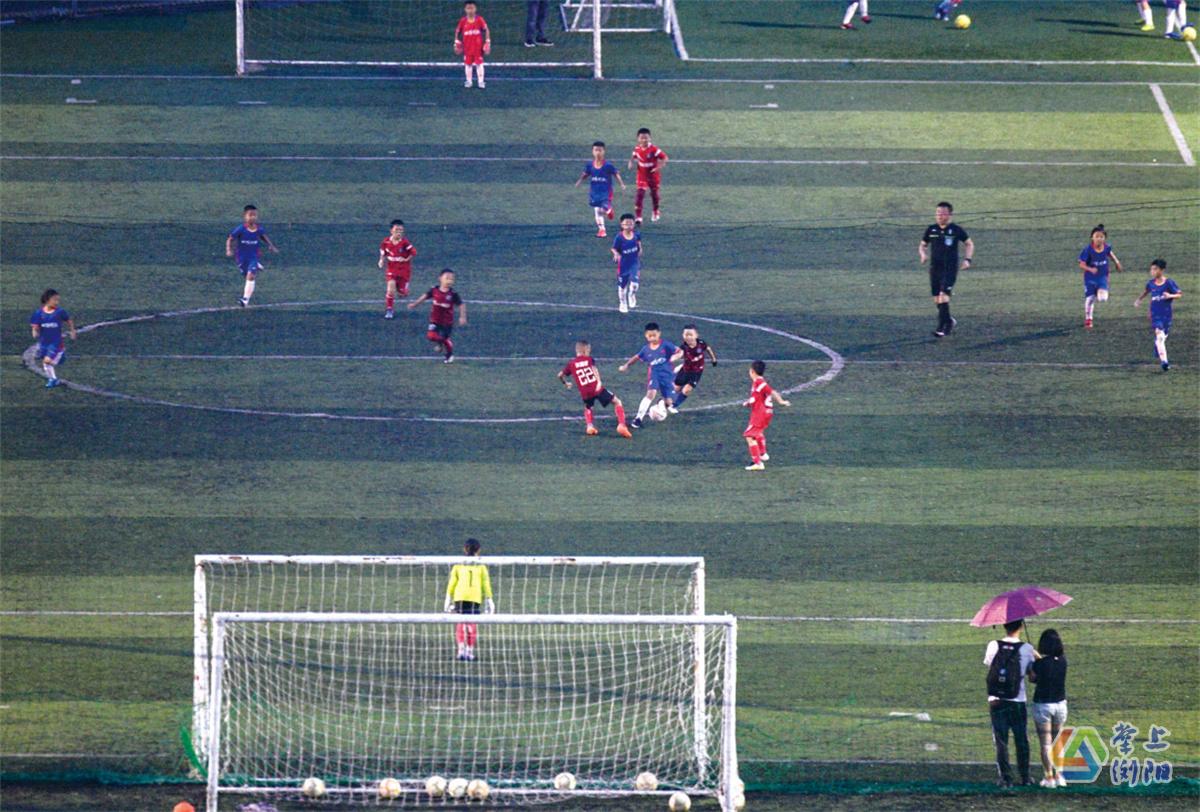6月24日晚，绿茵阳光足球场举行了“烟花·梦剧场”青少年足球冠军挑战赛，吸引了数百人在雨中感受“烟花+足球”的独有浪漫。