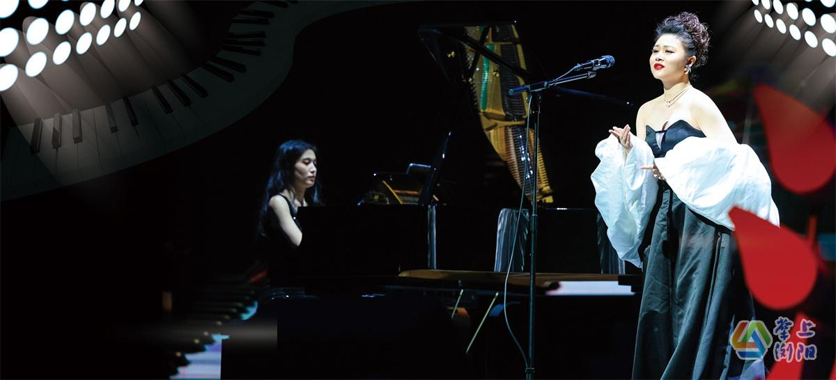 旅意青年女高音黄阿宓(右)深情演唱。 旅意青年女高音黄阿宓(右)深情演唱。