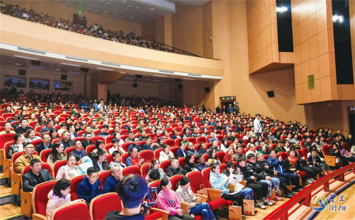 现场,观众们用心感受音乐的魅力。 现场,观众们用心感受音乐的魅力。