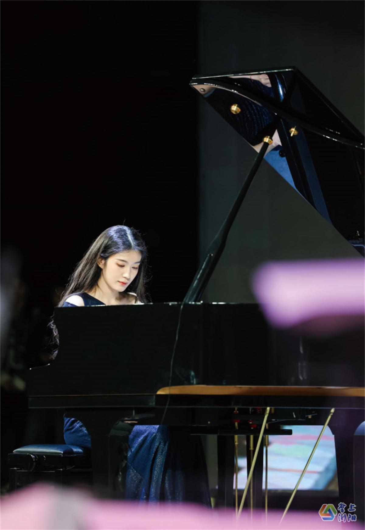 旅美青年钢琴演员杨雯冰。 旅美青年钢琴演员杨雯冰。