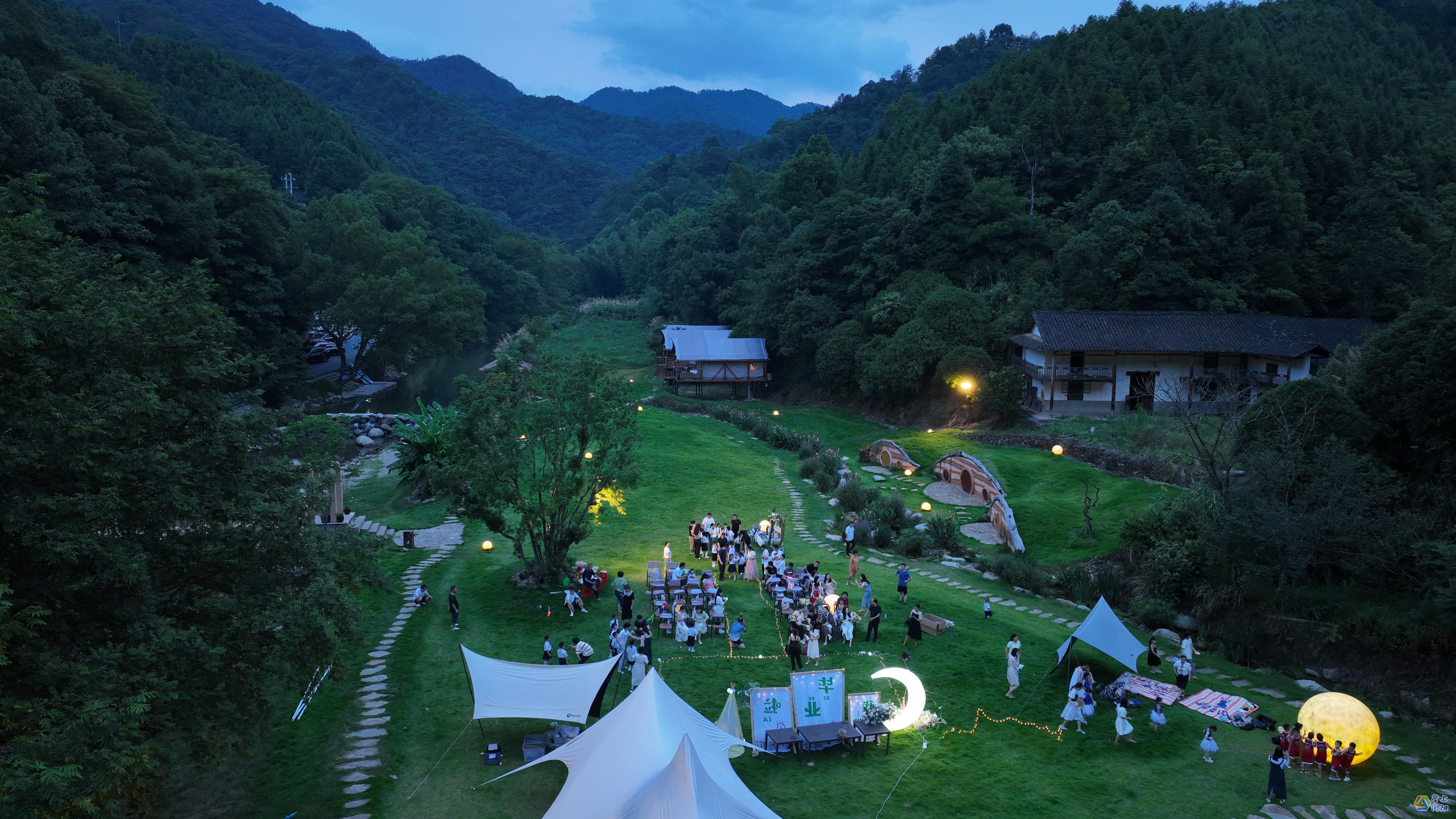 小河弯弯草坪聚会.jpg