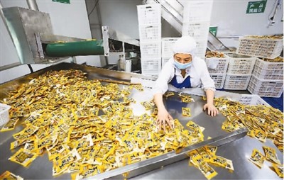 重庆市梁平区一家食品公司，工人对预制菜产品进行质量抽查。刘辉摄（人民视觉）