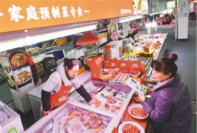 湖南省浏阳市圭斋路生鲜市场，消费者在挑选预制菜。新华社记者 陈泽国摄
